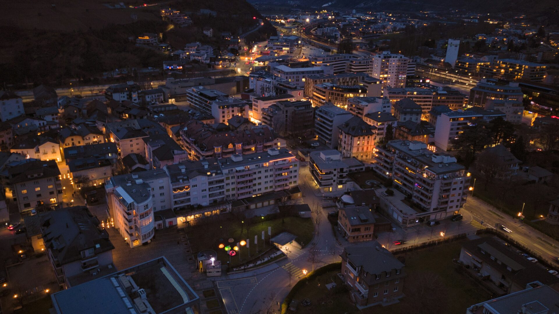 Beleuchtetes Siedlungsgebiet in der Schweiz bei Nacht
