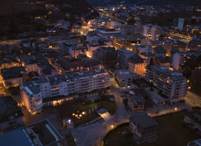 Beleuchtetes Siedlungsgebiet in der Schweiz bei Nacht