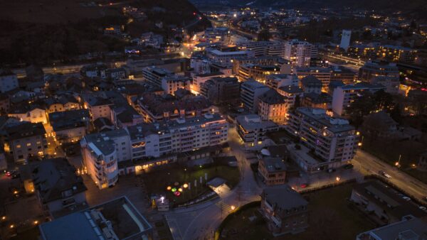 Beleuchtetes Siedlungsgebiet in der Schweiz bei Nacht