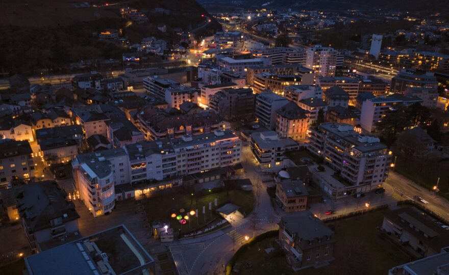 Beleuchtetes Siedlungsgebiet in der Schweiz bei Nacht