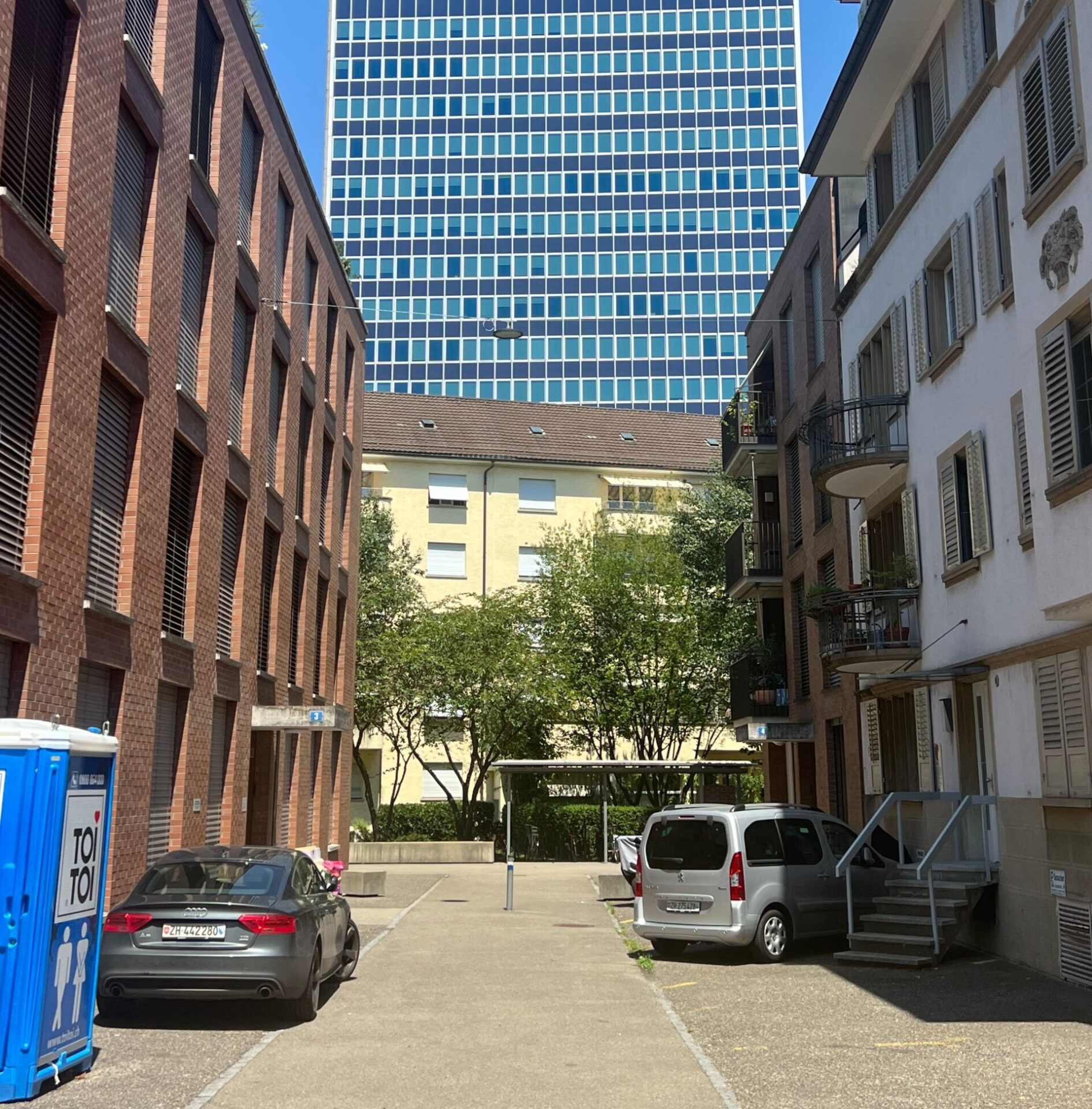 Parkplätze bei einer Wohnliegenschaft in der Schweiz