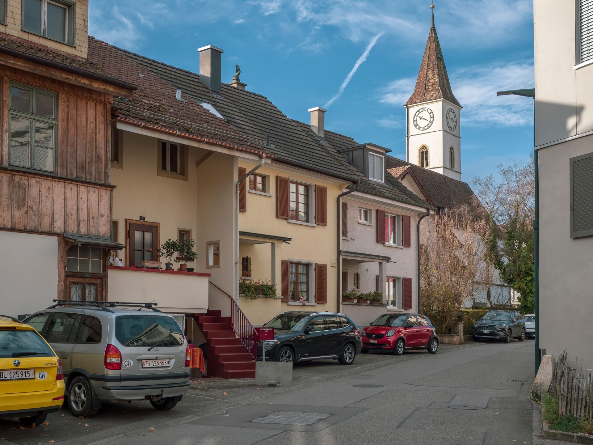 Parkierte Autos bei Wohnhäusern in der Schweiz