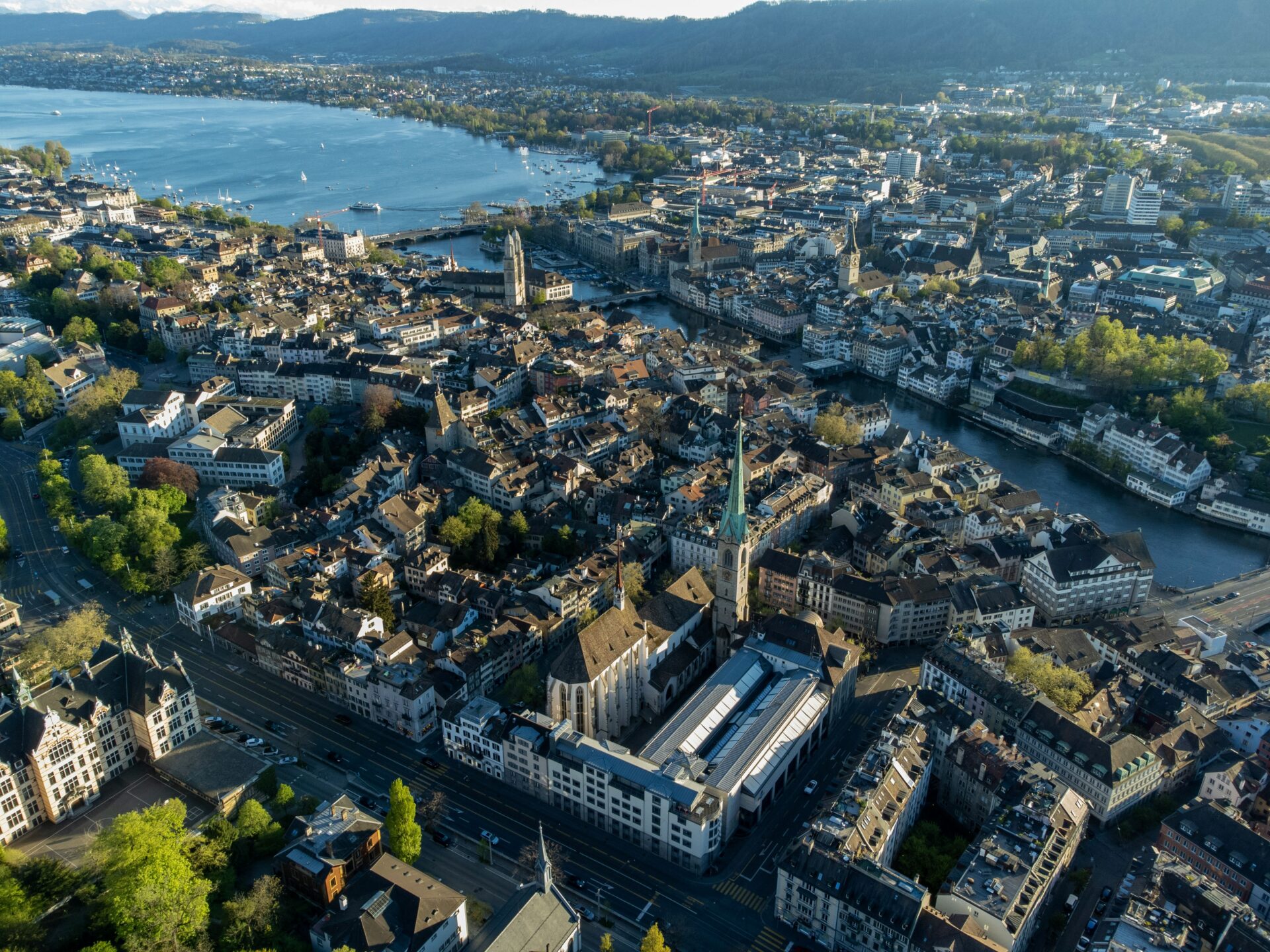 Luftaufnahme der dicht bebauten Stadt Zürich