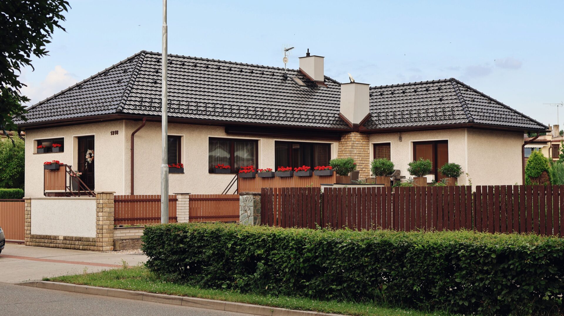 Zaun und Grundstücksgrenze bei einem Wohnhaus