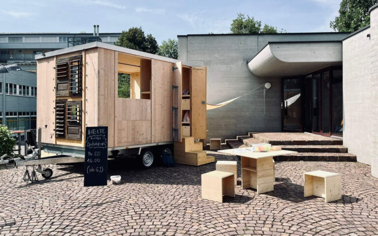 Blick auf das BaukulturMOBIL des LABforKids vor dem Schulhaus Guthirt