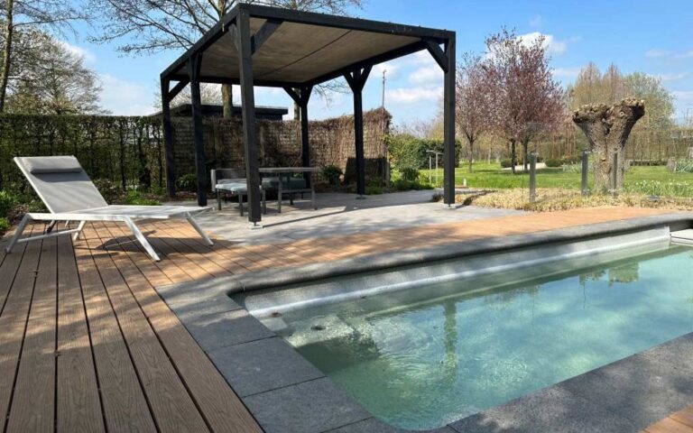 Eine Pergola im Aussenbereich eines Hauses neben einem Pool.