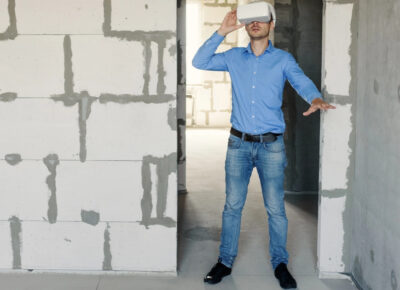 Ein Mann auf einer Baustelle hat eine VR-Brille auf