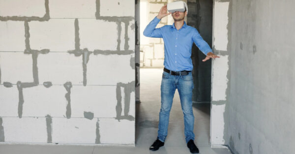Ein Mann auf einer Baustelle hat eine VR-Brille auf