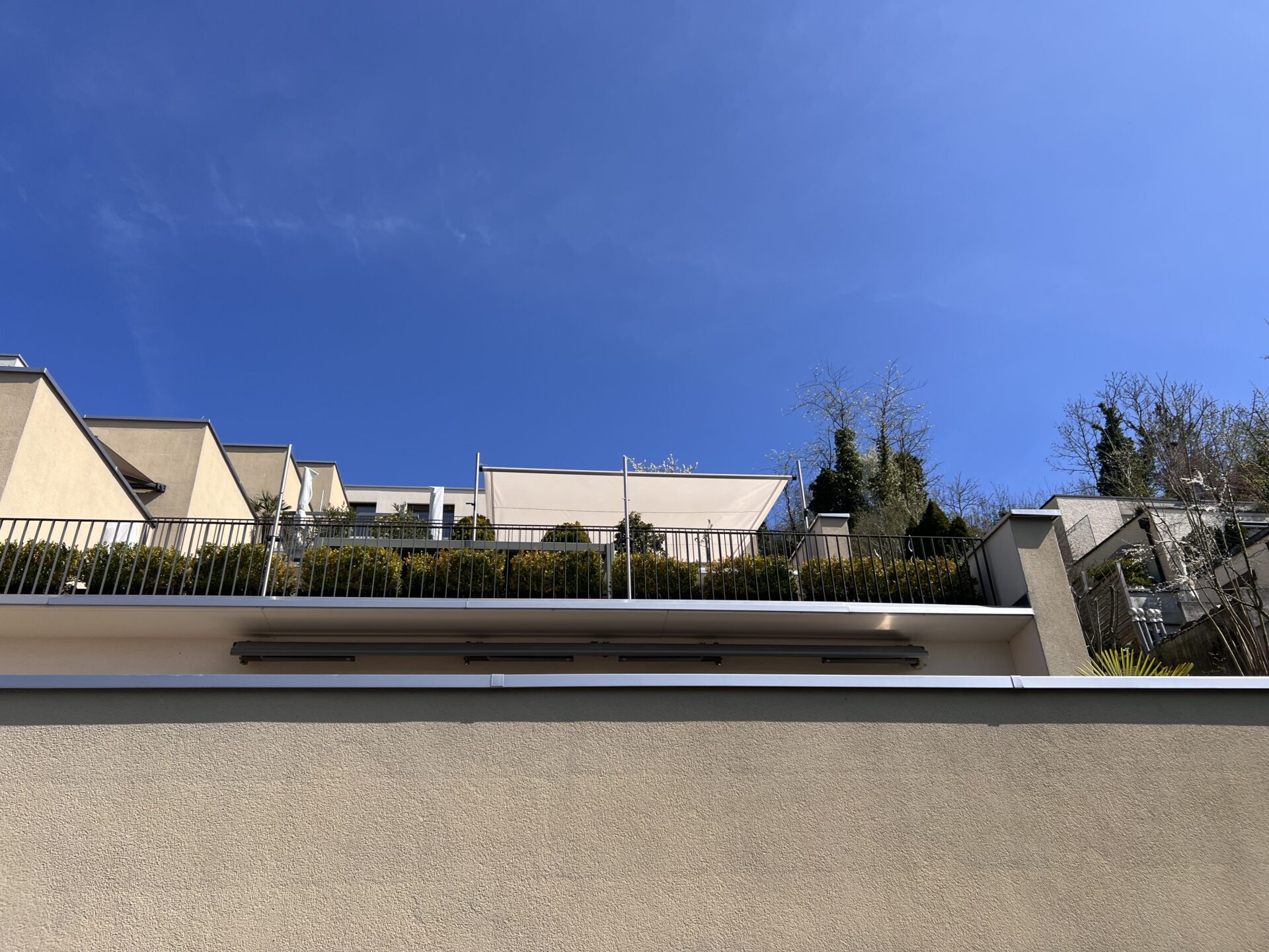 Terrasse mit frei schwebendem Sonnensegel und Sitzplatz