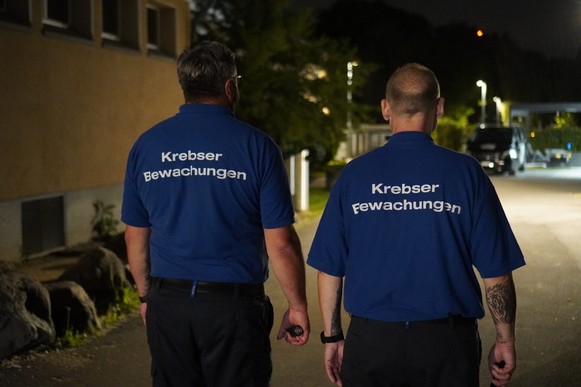 Krebser Bewachungen auf nächtlichem Kontrollgang bei einem Anlass.