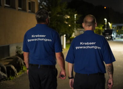 Krebser Bewachungen auf nächtlichem Kontrollgang bei einem Anlass.
