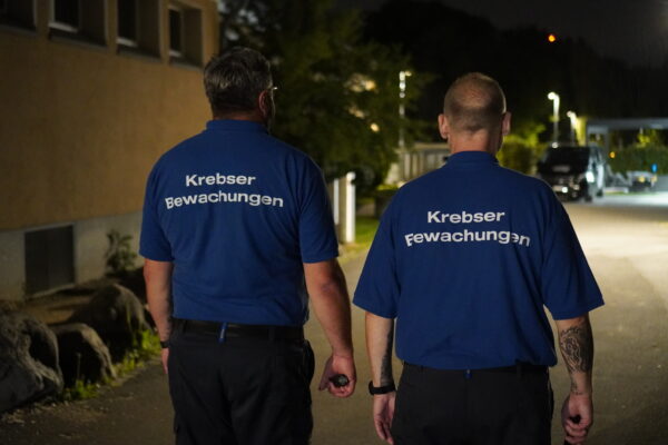 Krebser Bewachungen auf nächtlichem Kontrollgang bei einem Anlass.