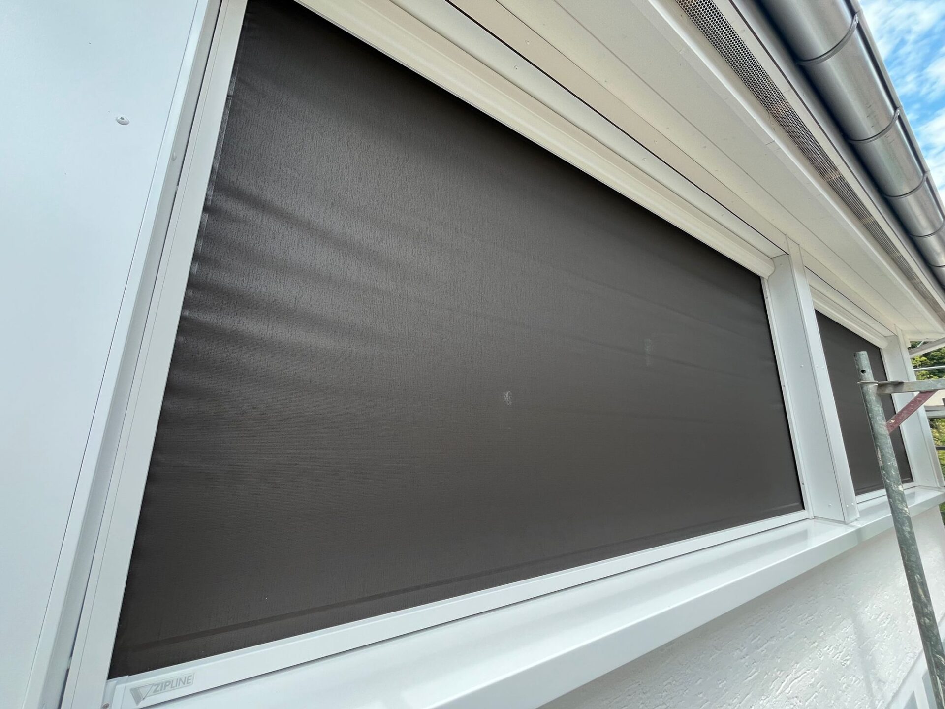 Aussenliegende Beschattung an einer Fensterfront