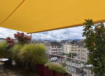Gelbes Sonnensegel über einer Terrasse in Zürich