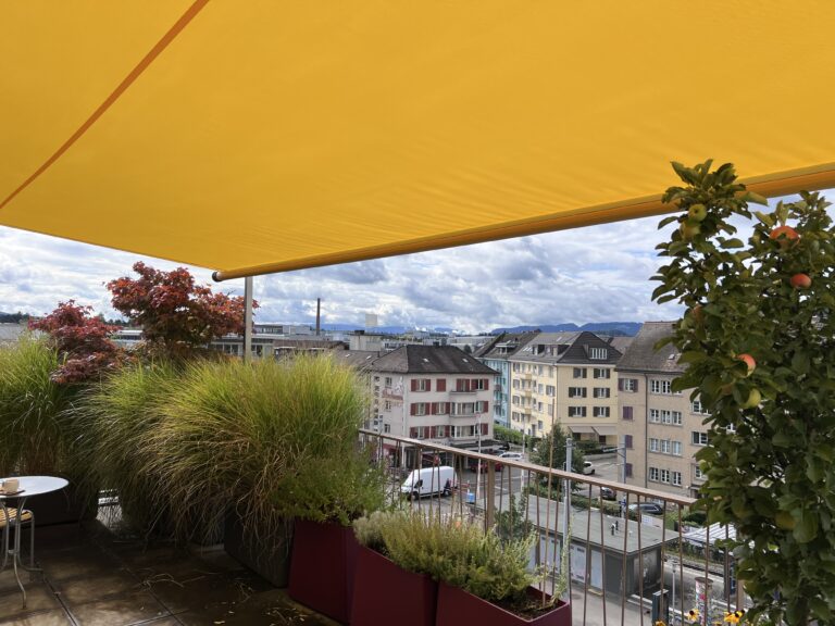 Gelbes Sonnensegel über einer Terrasse in Zürich
