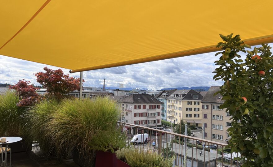 Gelbes Sonnensegel über einer Terrasse in Zürich