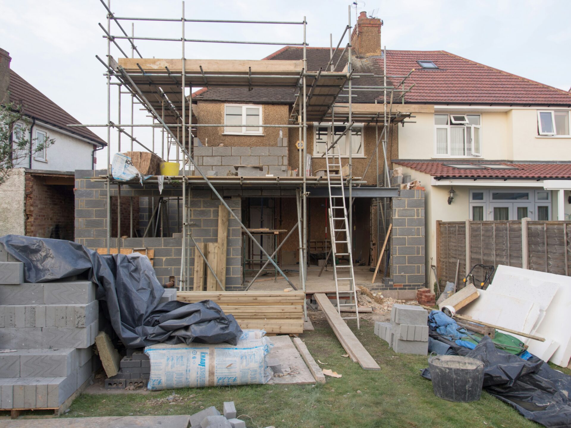 Baustelle eines Einfamilienhauses während einer umfassenden Renovation