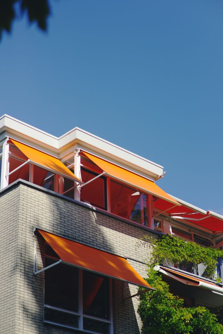 Wohnhaus mit Aussenbeschattung an den Fenstern