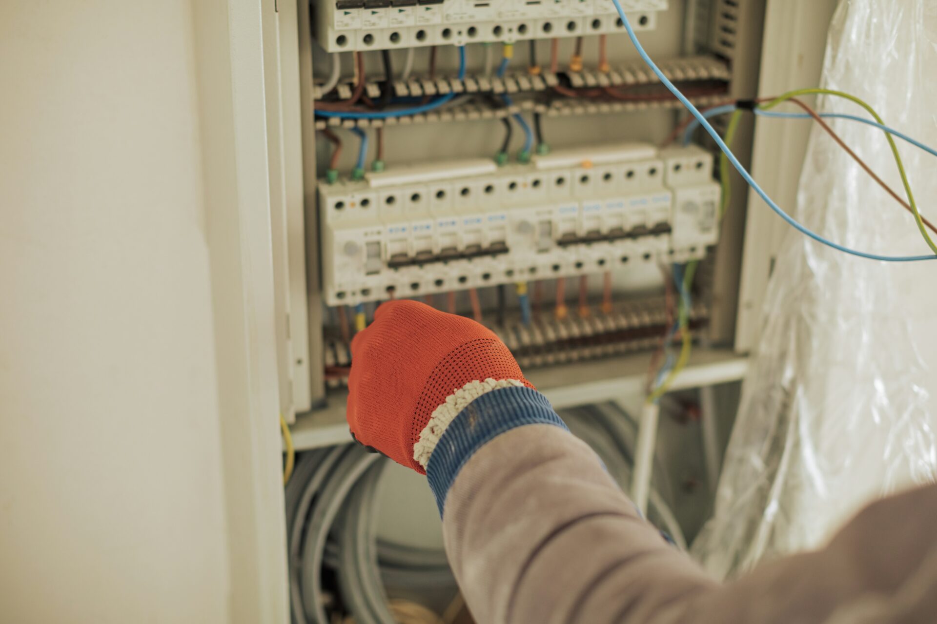 Elektriker erneuert Elektroinstallation während einer Hausrenovation