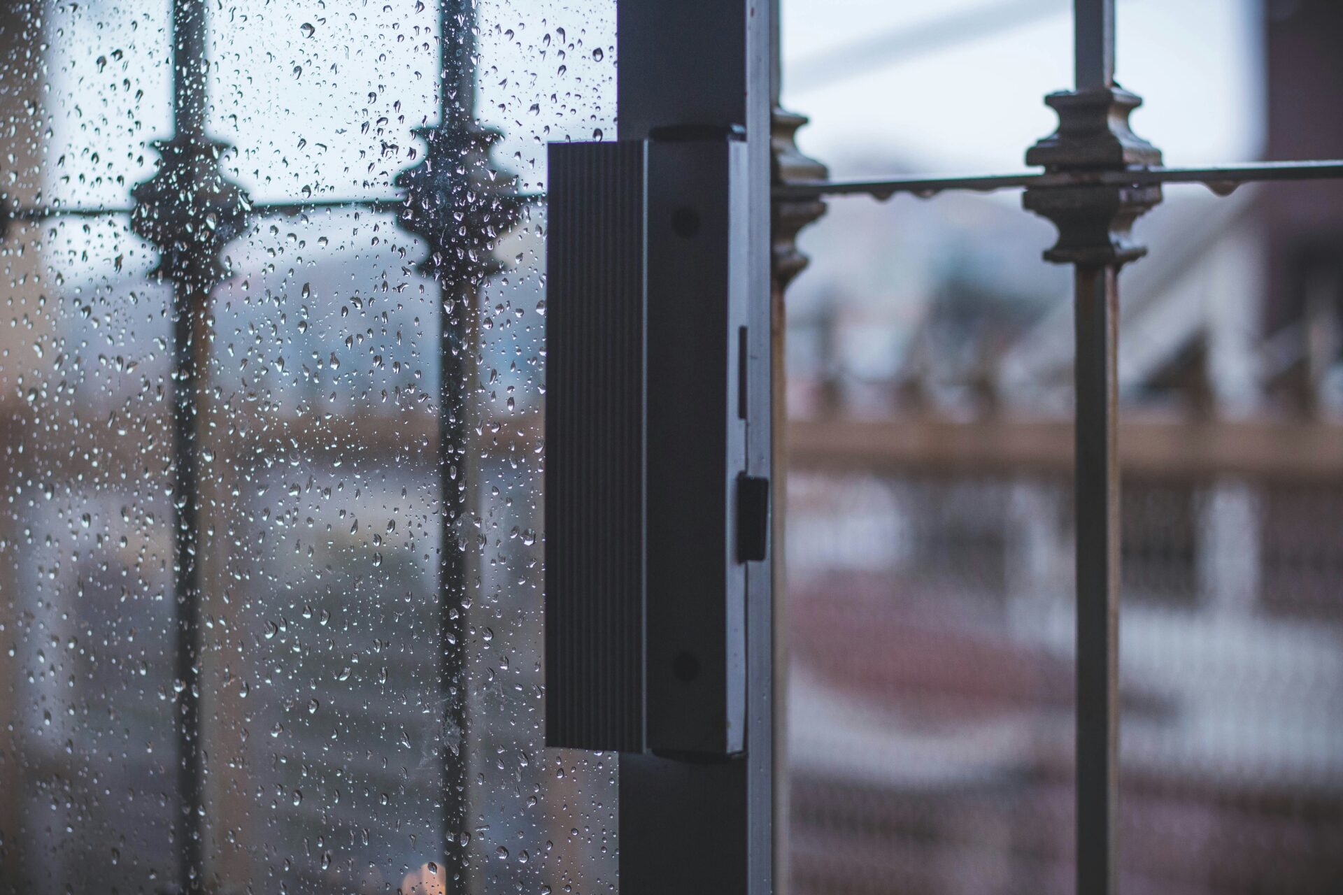 einbruchschutz haus mechanisch, mechanische Sicherung an einem Fenster eines Wohnhauses