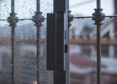 einbruchschutz haus mechanisch, mechanische Sicherung an einem Fenster eines Wohnhauses