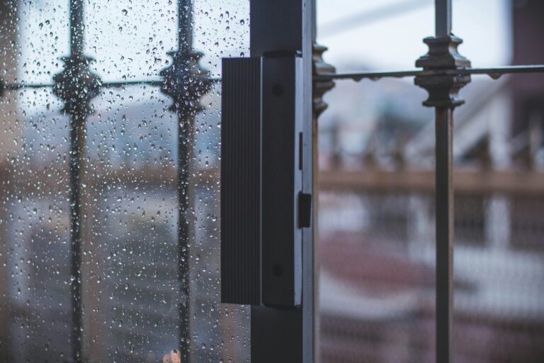 einbruchschutz haus mechanisch, mechanische Sicherung an einem Fenster eines Wohnhauses
