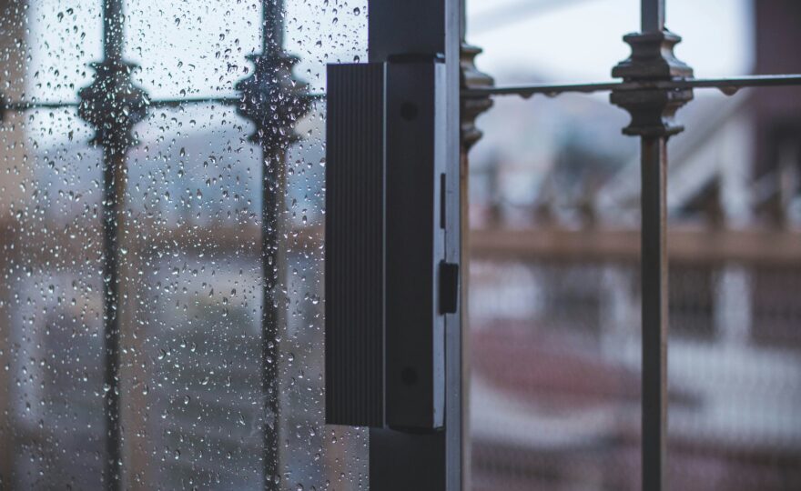 einbruchschutz haus mechanisch, mechanische Sicherung an einem Fenster eines Wohnhauses