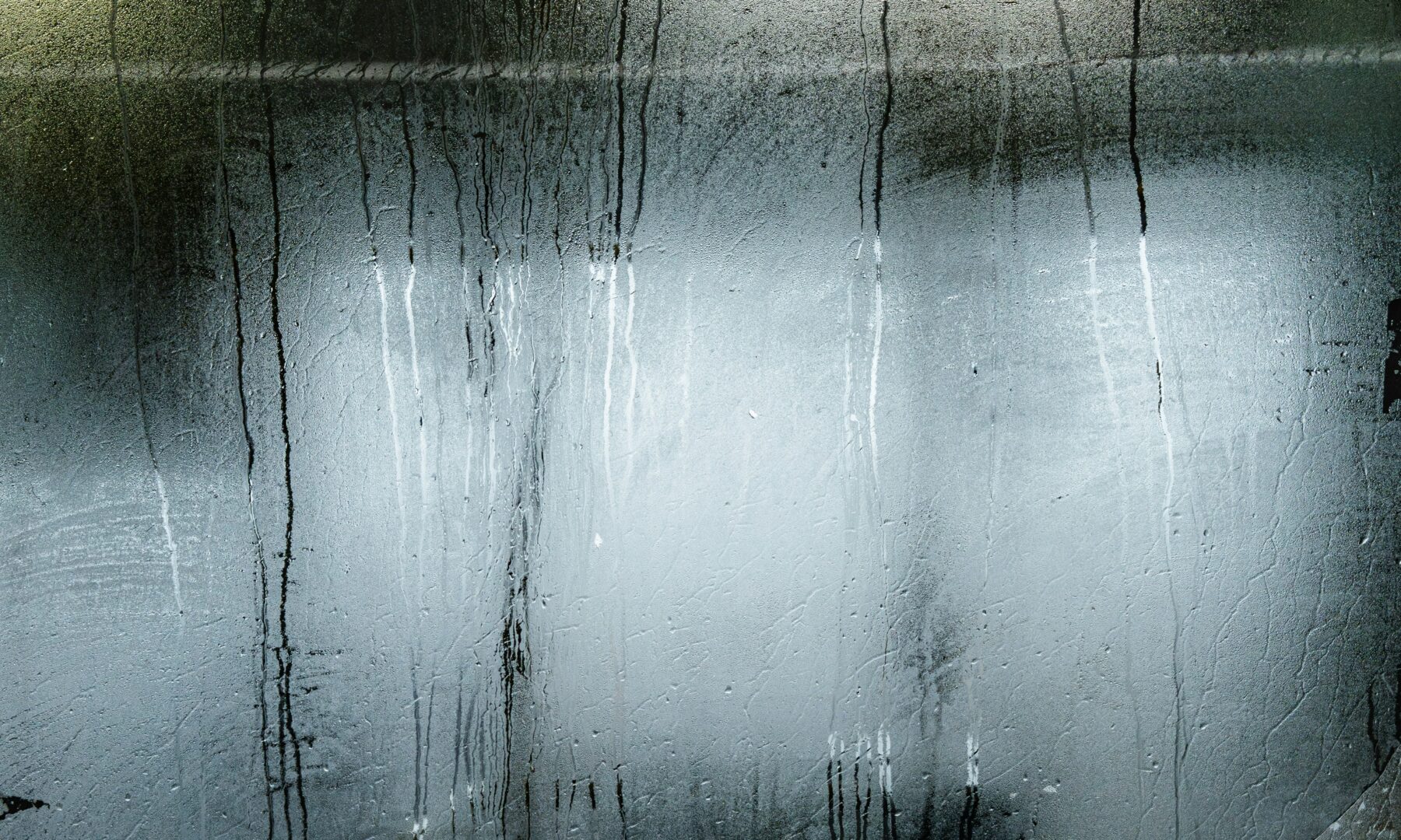 schimmel vermeiden lüften, beschlagenes Fenster mit Kondenswasser im Winter