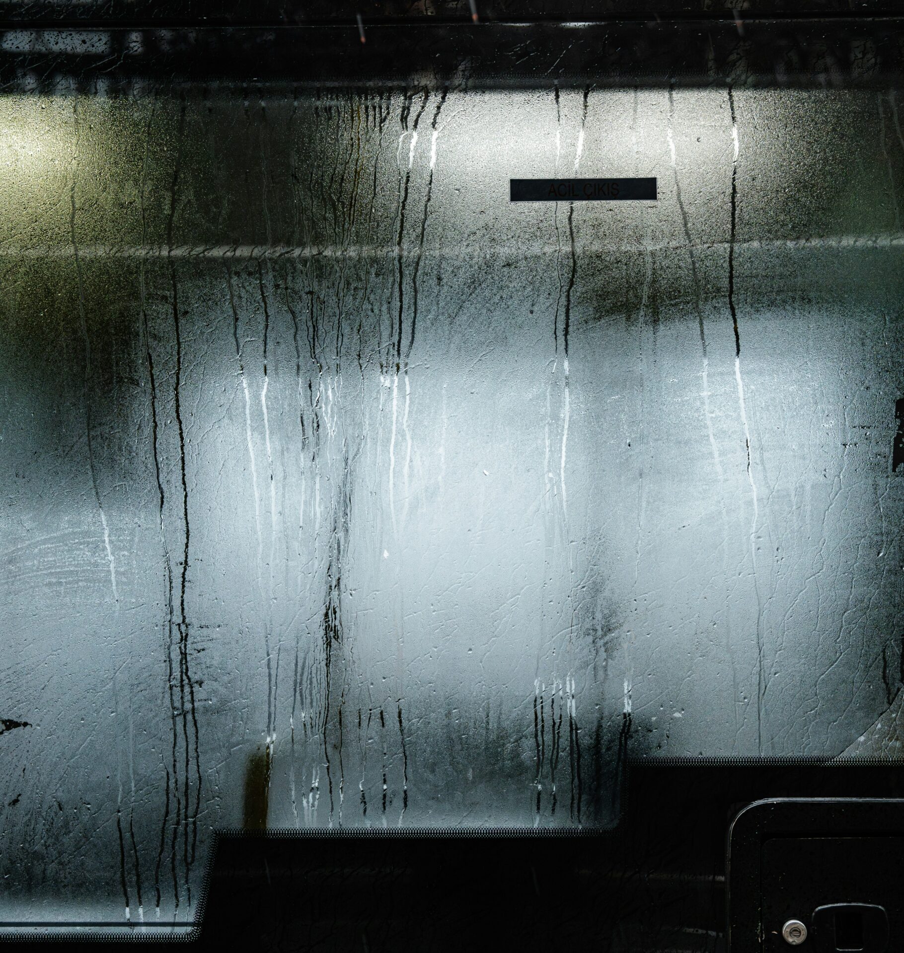 schimmel vermeiden lüften, beschlagenes Fenster mit Kondenswasser im Winter