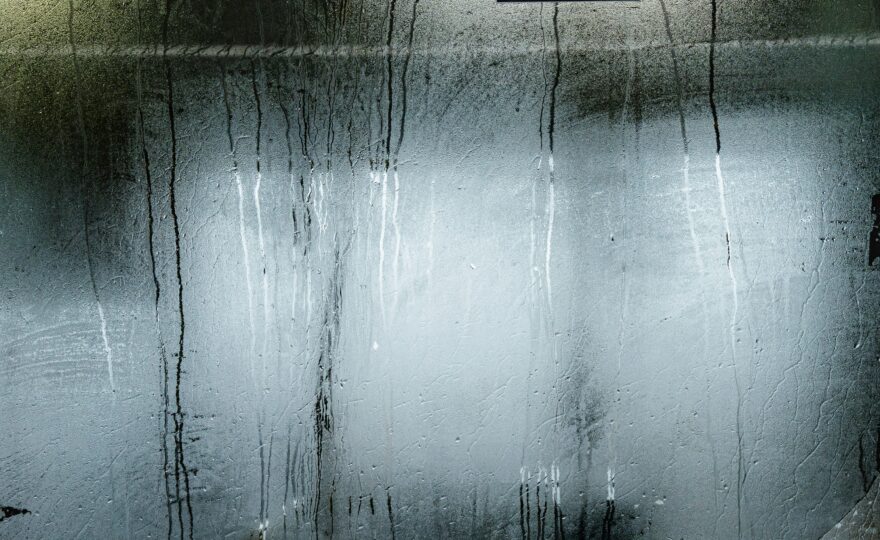 schimmel vermeiden lüften, beschlagenes Fenster mit Kondenswasser im Winter