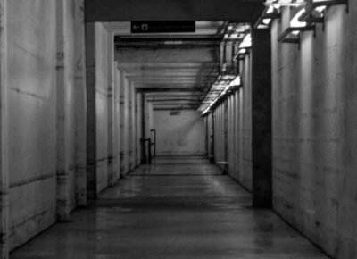 feuchter keller ursachen, Betonkeller mit typischer Kellerumgebung
