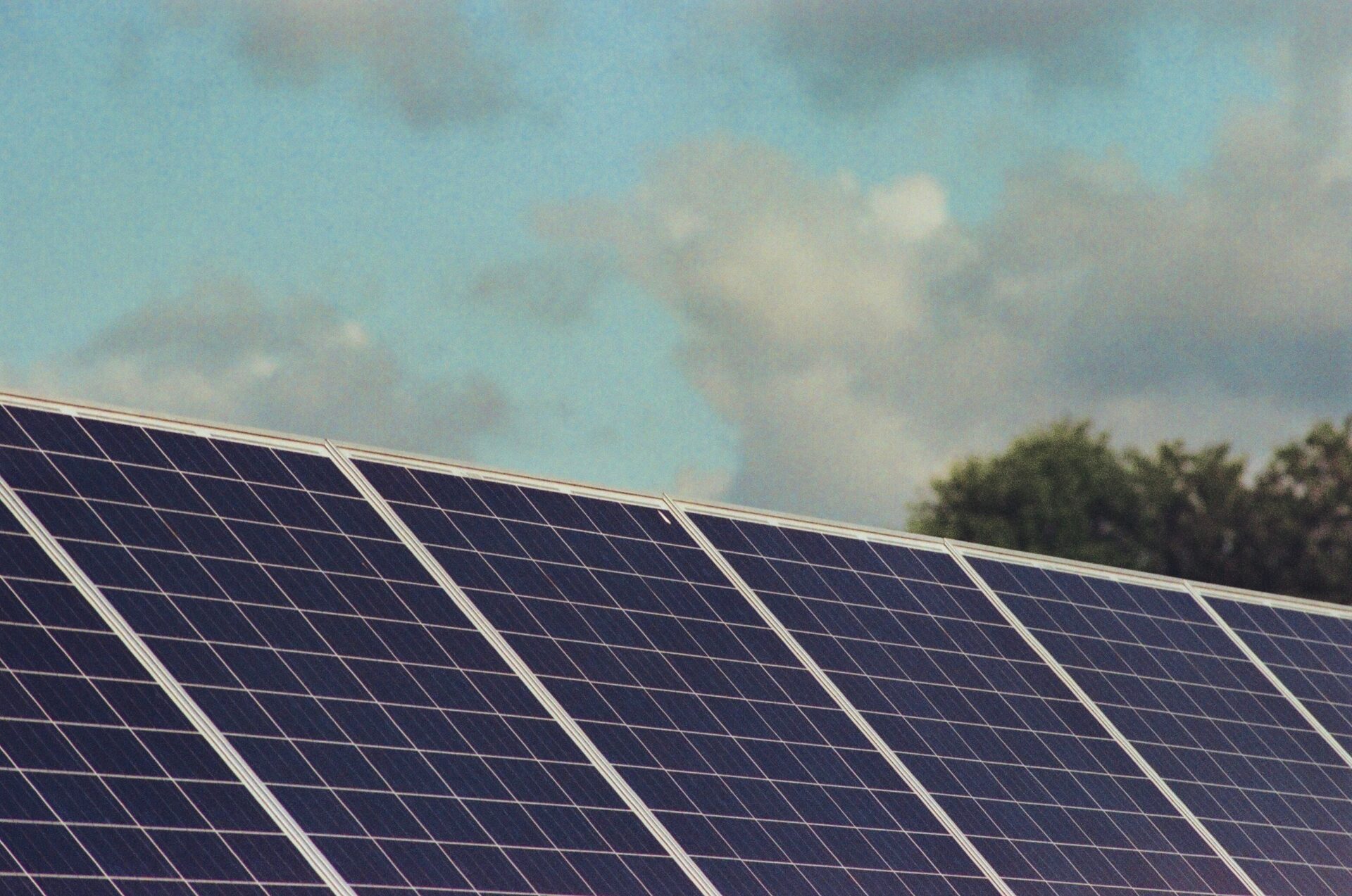 Photovoltaikmodule bei hoher Solarstromproduktion