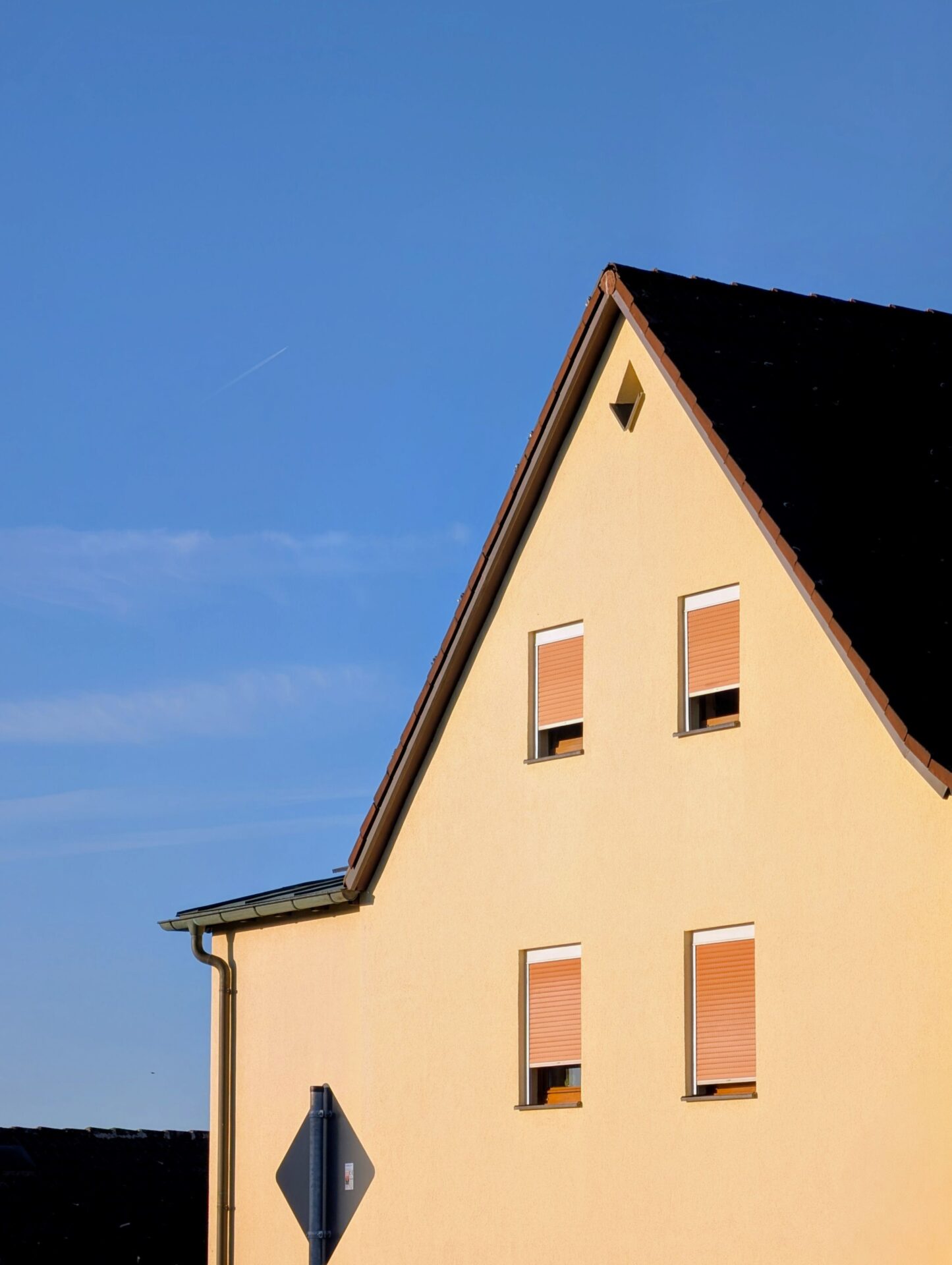 Wohnhaus mit Rollläden an mehreren Fenstern