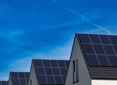 Wohnhäuser mit Photovoltaikanlagen zur Solarstrom-Einspeisung 2026