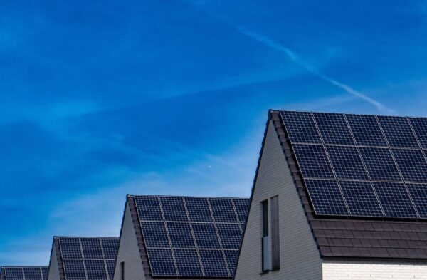 Wohnhäuser mit Photovoltaikanlagen zur Solarstrom-Einspeisung 2026