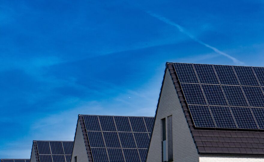 Wohnhäuser mit Photovoltaikanlagen zur Solarstrom-Einspeisung 2026