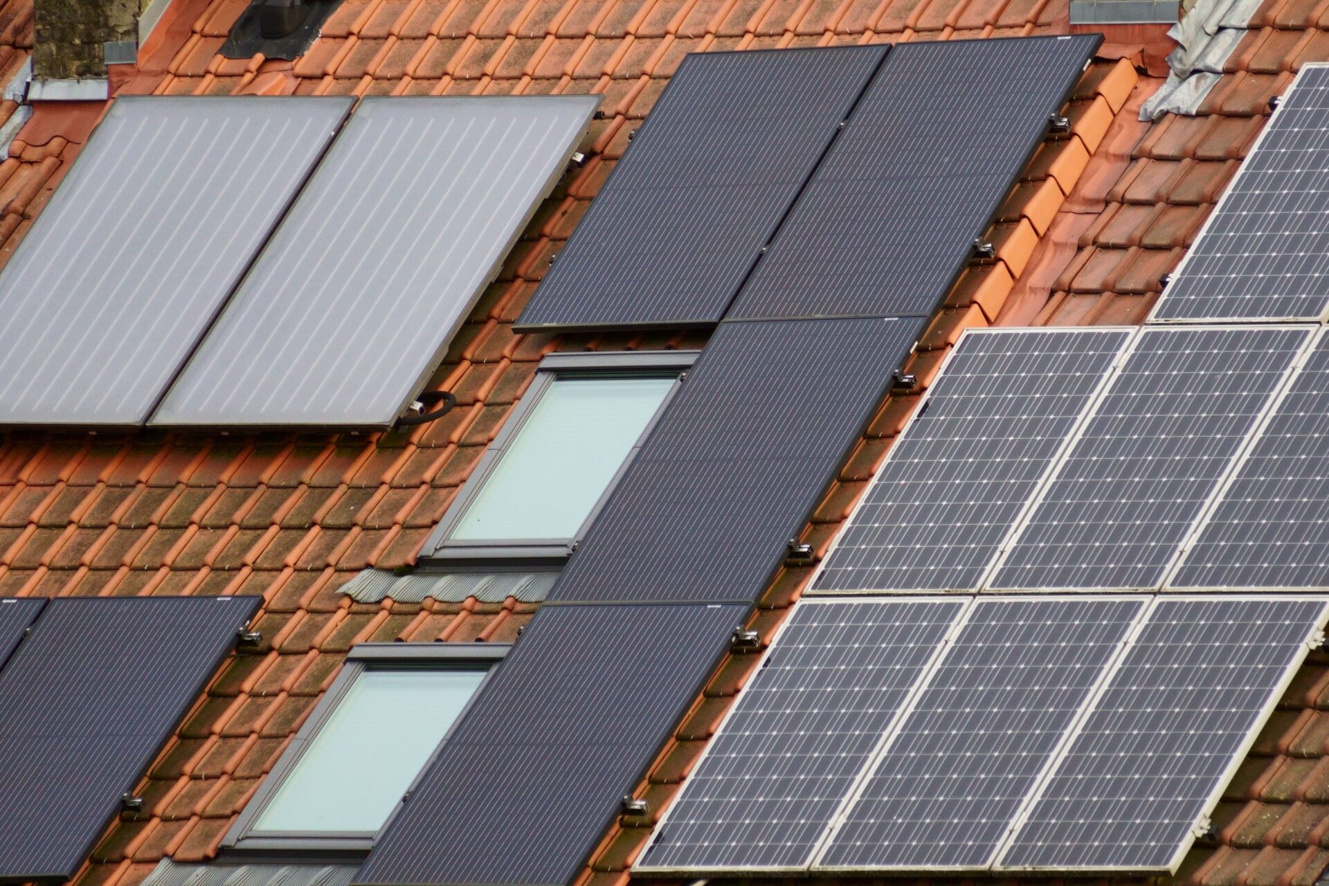 Photovoltaikmodule und Solarkollektoren auf einem Ziegeldach
