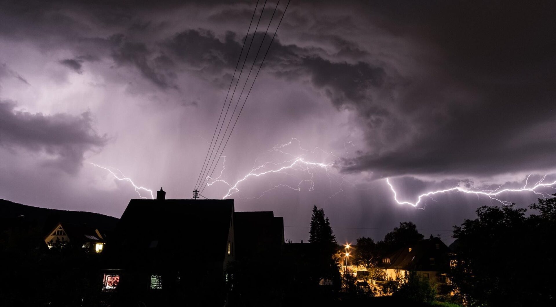 Blitze während eines Gewitters über Wohnhäusern