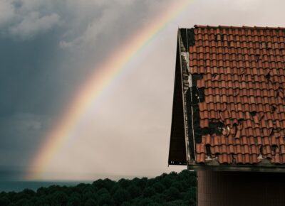 Beschädigtes Ziegeldach nach einem Unwetter