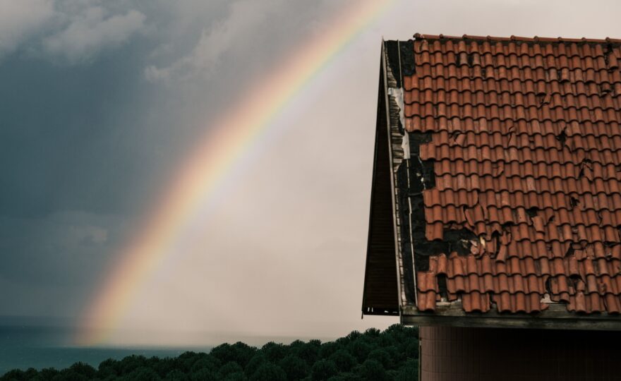 Beschädigtes Ziegeldach nach einem Unwetter