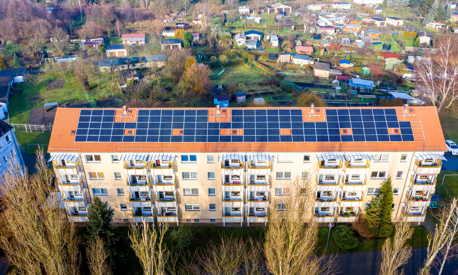 Mehrfamilienhaus mit Photovoltaikanlage für lokal erzeugten Solarstrom