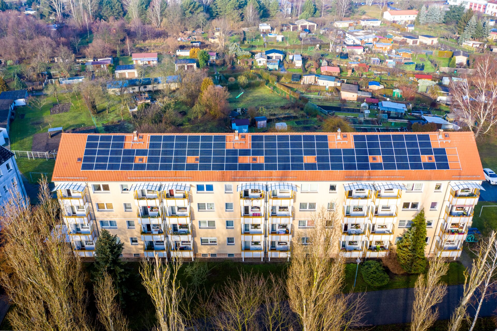 Mehrfamilienhaus mit Photovoltaikanlage für lokal erzeugten Solarstrom