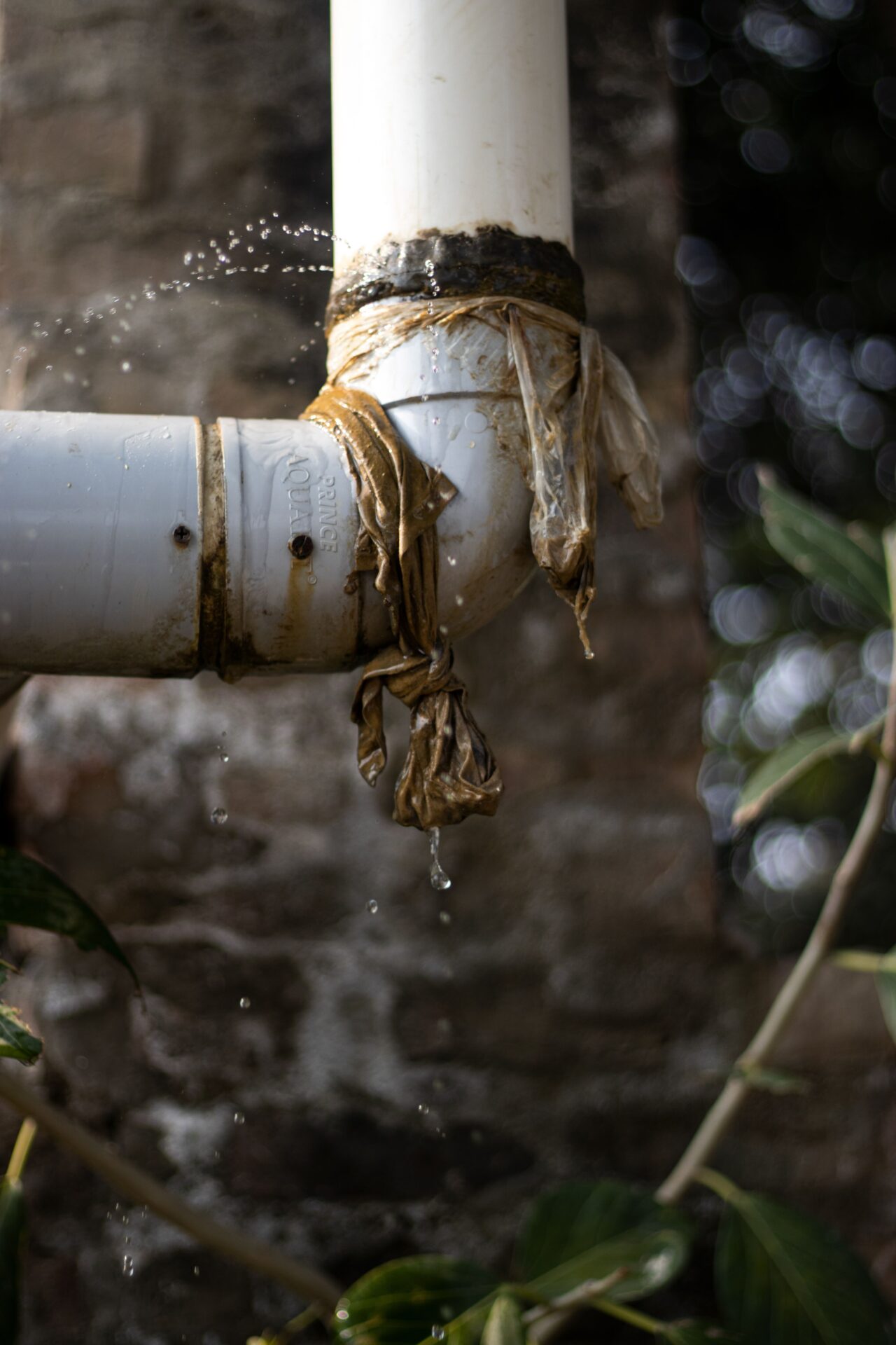 Wasser tritt aus einer undichten Leitung aus