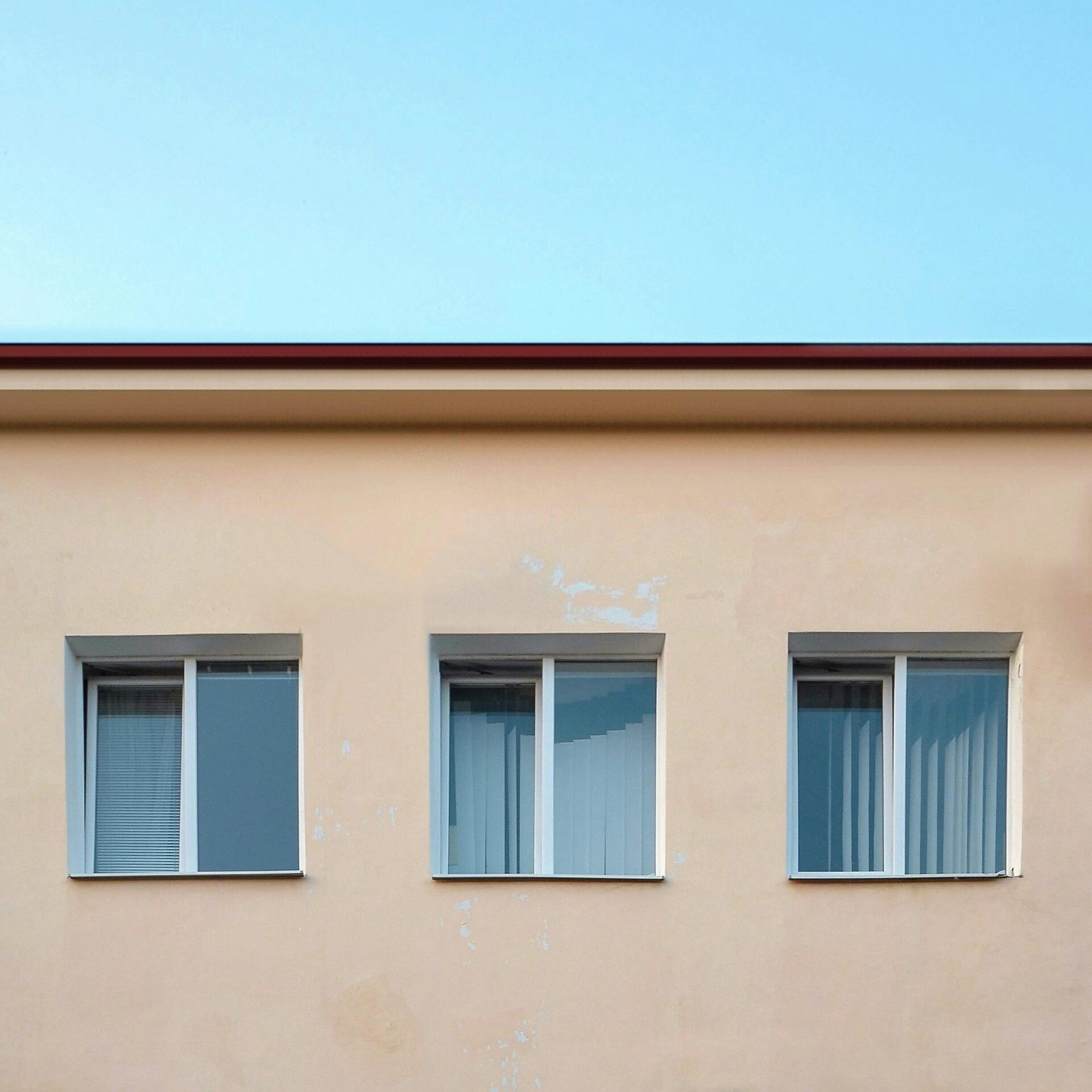 gekipptes fenster schimmel, gekippte Fenster an einem Wohnhaus
