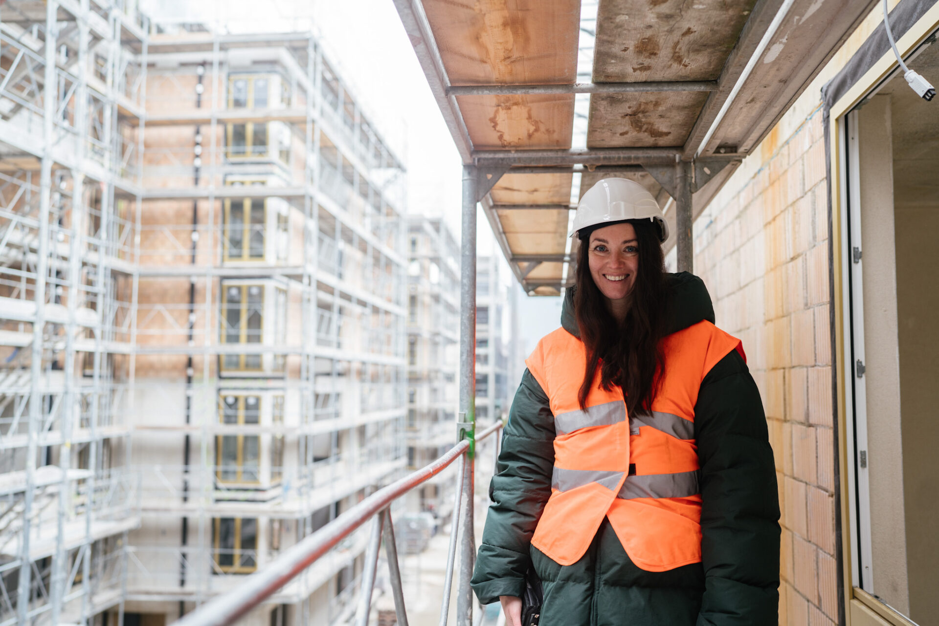 Architektin Carolin Stäger auf einer Baustelle