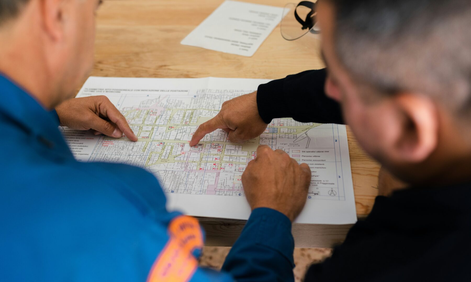 Zwei Personen besprechen gemeinsam einen Bauplan