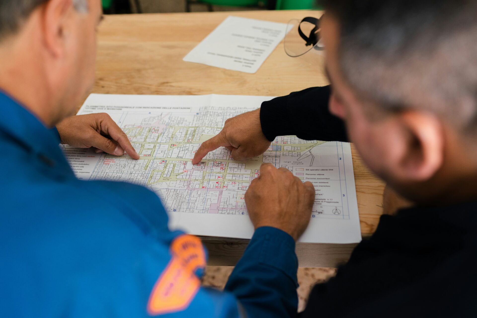Zwei Personen besprechen gemeinsam einen Bauplan