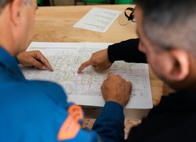 Zwei Personen besprechen gemeinsam einen Bauplan
