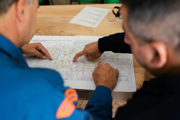Zwei Personen besprechen gemeinsam einen Bauplan