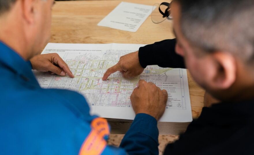 Zwei Personen besprechen gemeinsam einen Bauplan